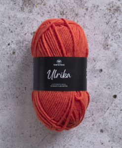 Garntorget Svarta Fåret Ulrika 100% Superwash Orange - 539. Ulrika 100% Soft Superwash Ull.Garn Ulrika är ett klassiskt mjukt ullgarn från Svarta Fåret. Ulrika är superwashbehandlat, vilket innebär att du kan tvätta dina plagg i tvättmaskinen. Tjockleken är samma som Freja, vilket innebär att man kan välja om man vill sticka/virka samma mönster i ull eller akryl.Ulrika är ett mycket mjukt och fint ullgarn från Svarta Fåret. Garnet är superwashbehandlat, vilket innebär att du kan tvätta dina stickade plagg i tvättmaskinen (30 grader ullprogram). Till Ulrika finns flera fina stickmönster och du finner de mönster som vi har i sortimentet. Sticka,Virka, Kofta ,Tröja,Damslipover,Barntröja,Babyjacka,Tunika,Barnkofta,Mössa,Vantar,Pippitröja,Barnkofta,Mössa, Tumvantar, Fingervantar, Baby/Barntröja, Mössa, och Sockar