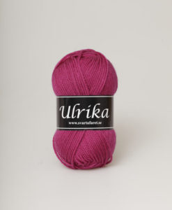 Garntorget Svarta Fåret Ulrika 100% Superwash Cerise - 44. Ulrika 100% Soft Superwash Ull.Garn Ulrika är ett klassiskt mjukt ullgarn från Svarta Fåret. Ulrika är superwashbehandlat, vilket innebär att du kan tvätta dina plagg i tvättmaskinen. Tjockleken är samma som Freja, vilket innebär att man kan välja om man vill sticka/virka samma mönster i ull eller akryl.Ulrika är ett mycket mjukt och fint ullgarn från Svarta Fåret. Garnet är superwashbehandlat, vilket innebär att du kan tvätta dina stickade plagg i tvättmaskinen (30 grader ullprogram). Till Ulrika finns flera fina stickmönster och du finner de mönster som vi har i sortimentet. Sticka,Virka, Kofta ,Tröja,Damslipover,Barntröja,Babyjacka,Tunika,Barnkofta,Mössa,Vantar,Pippitröja,Barnkofta,Mössa, Tumvantar, Fingervantar, Baby/Barntröja, Mössa, och Sockar