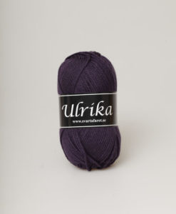 Garntorget Svarta Fåret Ulrika 100% Superwash Ull. Mörklila - 66 Ulrika 100% Soft Superwash Ull.Garn Ulrika är ett klassiskt mjukt ullgarn från Svarta Fåret. Ulrika är superwashbehandlat, vilket innebär att du kan tvätta dina plagg i tvättmaskinen. Tjockleken är samma som Freja, vilket innebär att man kan välja om man vill sticka/virka samma mönster i ull eller akryl.Ulrika är ett mycket mjukt och fint ullgarn från Svarta Fåret. Garnet är superwashbehandlat, vilket innebär att du kan tvätta dina stickade plagg i tvättmaskinen (30 grader ullprogram). Till Ulrika finns flera fina stickmönster och du finner de mönster som vi har i sortimentet. Sticka,Virka, Kofta ,Tröja,Damslipover,Barntröja,Babyjacka,Tunika,Barnkofta,Mössa,Vantar,Pippitröja,Barnkofta,Mössa, Tumvantar, Fingervantar, Baby/Barntröja, Mössa, och Sockar