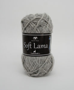 Soft Lama Ljusgrå -03 Garntorget Svarta Fåret. Det härligt mjuka och mysiga garnet Soft Lama! Som det hörs på namnet så kommer fibern till garnet från från lamadjuret och består av 100% babylama. Lamafibern är en helt naturlig, biologiskt nedbrytbar fiber från lamadjur som lever uppe i deras naturliga miljö på 4000 meters höjd över havet i Anderna i Sydamerika. Dessa otroligt anpassningsbara djur trivs här tack vare den mjuka, ihåliga fiber som håller dem bekväma i de extrema väderförhållande som förekommer här, från brännande hetta på dagen till Lamafiberns fantastiska egenskaper. Soft Lama är en otroligt mjuk och behaglig kvalité. Lamafibern har många bra egenskaper t.ex anpassar den sig efter kroppstemperaturen vilket gör att plaggen är sköna att använda året runt. Kvalitet: 100% Baby Lama. Sticka virka babyfilt, damsjal, damkofta, damslipover, mm.