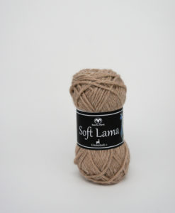 Soft Lama Beige/Svart -22 Garntorget Svarta Fåret. Det härligt mjuka och mysiga garnet Soft Lama! Som det hörs på namnet så kommer fibern till garnet från från lamadjuret och består av 100% babylama. Lamafibern är en helt naturlig, biologiskt nedbrytbar fiber från lamadjur som lever uppe i deras naturliga miljö på 4000 meters höjd över havet i Anderna i Sydamerika. Dessa otroligt anpassningsbara djur trivs här tack vare den mjuka, ihåliga fiber som håller dem bekväma.  I de extrema väderförhållande som förekommer här, från brännande hetta på dagen till Lamafiberns fantastiska egenskaper. Soft Lama är en otroligt mjuk och behaglig kvalité. Lamafibern har många bra egenskaper t.ex anpassar den sig efter kroppstemperaturen. Vilket gör att plaggen är sköna att använda året runt. Kvalitet: 100% Baby Lama. Sticka virka babyfilt, damsjal, damkofta, damslipover, mm.