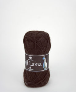 Soft Lama Mörkbrun -28 Garntorget . Det härligt mjuka och mysiga garnet Soft Lama! Som det hörs på namnet så kommer fibern till garnet från från lamadjuret och består av 100% babylama. Lamafibern är en helt naturlig, biologiskt nedbrytbar fiber från lamadjur som lever uppe i deras naturliga miljö på 4000 meters höjd över havet i Anderna i Sydamerika. Dessa otroligt anpassningsbara djur trivs här tack vare den mjuka, ihåliga fiber som håller dem bekväma i de extrema väderförhållande som förekommer här, från brännande hetta på dagen till Lamafiberns fantastiska egenskaper. Soft Lama är en otroligt mjuk och behaglig kvalité. Lamafibern har många bra egenskaper t.ex anpassar den sig efter kroppstemperaturen vilket gör att plaggen är sköna att använda året runt. Kvalitet: 100% Baby Lama. Sticka virka babyfilt, damsjal, damkofta, damslipover, mm