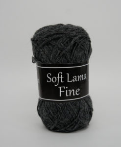 Soft Lama Fine Mörkgrå - 908 Garntorget Svarta Fåret. Soft Lama Fine är ett lyxigt ullgarn tillverkat av 100% babylamaull. Lamafibern är mjuk, temperaturreglerande och har en fin lyster. Soft Lama Fine är en otroligt mjuk och behaglig kvalitét, och eftersom lamafibern anpassar sig. Efter kroppstemperaturen är plagg stickade i Soft Lama Fine sköna att använda året om. Garnet är upplagt på 50 grams nystan om 166 meter, och stickfastheten 28 maskor på stickor nr 3 ger 10 cm. Plagg som stickas med Soft Lama Fine tvättas i 30 graders handtvätt. Många vackra, dova färger att välja bland kan vi nästa lova du hittar en kulör som passar just dig.