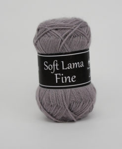 Soft Lama Fine Grå  912 Garntorget. Soft Lama Fine är ett lyxigt ullgarn tillverkat av 100% babylamaull. Lamafibern är mjuk, temperaturreglerande och har en fin lyster. Soft Lama Fine är en otroligt mjuk och behaglig kvalitét, och eftersom lamafibern anpassar sig. Efter kroppstemperaturen är plagg stickade i Soft Lama Fine sköna att använda året om. Garnet är upplagt på 50 grams nystan om 166 meter, och stickfastheten 28 maskor på stickor nr 3 ger 10 cm. Plagg som stickas med Soft Lama Fine tvättas i 30 graders handtvätt. Många vackra, dova färger att välja bland kan vi nästa lova du hittar en kulör som passar just dig.