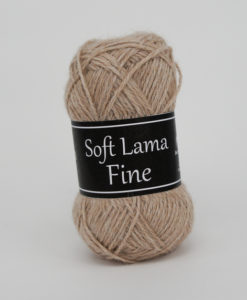 Soft Lama Fine Beige - 922 Garntorget Svarta Fåret. Soft Lama Fine är ett lyxigt ullgarn tillverkat av 100% babylamaull. Lamafibern är mjuk, temperaturreglerande och har en fin lyster. Soft Lama Fine är en otroligt mjuk och behaglig kvalitét, och eftersom lamafibern anpassar sig. Efter kroppstemperaturen är plagg stickade i Soft Lama Fine sköna att använda året om. Garnet är upplagt på 50 grams nystan om 166 meter, och stickfastheten 28 maskor på stickor nr 3 ger 10 cm. Plagg som stickas med Soft Lama Fine tvättas i 30 graders handtvätt. Många vackra, dova färger att välja bland kan vi nästa lova du hittar en kulör som passar just dig.