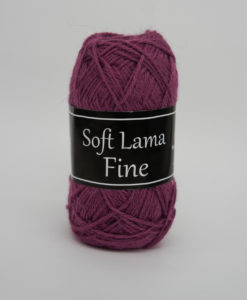 Soft Lama Fine Ljung - 943 Garntorget Svarta Fåret. Soft Lama Fine är ett lyxigt ullgarn tillverkat av 100% babylamaull. Lamafibern är mjuk, temperaturreglerande och har en fin lyster. Soft Lama Fine är en otroligt mjuk och behaglig kvalitét, och eftersom lamafibern anpassar sig. Efter kroppstemperaturen är plagg stickade i Soft Lama Fine sköna att använda året om. Garnet är upplagt på 50 grams nystan om 166 meter, och stickfastheten 28 maskor på stickor nr 3 ger 10 cm. Plagg som stickas med Soft Lama Fine tvättas i 30 graders handtvätt. Många vackra, dova färger att välja bland kan vi nästa lova du hittar en kulör som passar just dig.