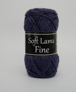 Soft Lama Fine Mörklila - 964 Garntorget.  Soft Lama Fine är ett lyxigt ullgarn tillverkat av 100% babylamaull. Lamafibern är mjuk, temperaturreglerande och har en fin lyster. Soft Lama Fine är en otroligt mjuk och behaglig kvalitét, och eftersom lamafibern anpassar sig. Efter kroppstemperaturen är plagg stickade i Soft Lama Fine sköna att använda året om. Garnet är upplagt på 50 grams nystan om 166 meter, och stickfastheten 28 maskor på stickor nr 3 ger 10 cm. Plagg som stickas med Soft Lama Fine tvättas i 30 graders handtvätt. Många vackra, dova färger att välja bland kan vi nästa lova du hittar en kulör som passar just dig.