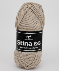 Stina 8/8 Beige - 224. Stina är ett lite grövre mjukt kammat bomullsgarn som finns i många färger, passar utmärkt till inredning , men även till plagg , speciellt bra till grytlappar. Stick, Virkmönster, Disktrasa, Grytlapp, Babyfilt, Virkad Katt, Virkad Hund, Kudde. Produktbeskrivning: Stina Garn. Ett grövre bomullsgarn i kammad bomull från Svarta Fåret. Kvalitet: 100% Kammad Bomull Uppskattad längd: 80 m Masktäthet: 18 m Rekommenderad sticka: 5 Tvättråd: 40 grader.