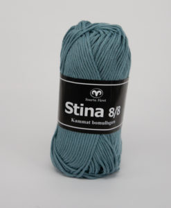 Stina 8/8 Dimblå/Grön - 274 stina är ett lite grövre mjukt kammat bomullsgarn som finns i många färger , passar utmärkt till inredning , men även till plagg , speciellt bra till grytlappar. Stick, Virkmönster, Disktrasa, Grytlapp, Babyfilt, Virkad Katt, Virkad Hund, Kudde. Produktbeskrivning: Stina 8/8 Garn Ett grövre bomullsgarn i kammad bomull från Svarta Fåret. Kvalitet: 100% Kammad Bomull Uppskattad längd: 80 m Masktäthet: 18 m Rekommenderad sticka: 5 Tvättråd: 40 grader