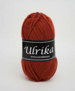 Svarta Fåret Ulrika 100% Superwash Ull. Rost - 39. Garn Ulrika är ett klassiskt mjukt ullgarn från Svarta Fåret. Ulrika är superwashbehandlat, vilket innebär att du kan tvätta dina plagg i tvättmaskinen. Tjockleken är samma som Freja, vilket innebär att man kan välja om man vill sticka/virka samma mönster i ull eller akryl. Ulrika är ett mycket mjukt och fint ullgarn från Svarta Fåret. Garnet är superwashbehandlat, vilket innebär att du kan tvätta dina stickade plagg i tvättmaskinen (30 grader ullprogram). Till Ulrika finns flera fina stickmönster och du finner de mönster som vi har i sortimentet. Sticka, Virka, Kofta, Tröja, Damslipover, Barntröja, Babyjacka,Tunika, Barnkofta, Barnkofta, Mössa, Vantar, Pippitröja, Barnkofta, Mössa, Tumvantar, Fingervantar, Baby/Barntröja, Mössa, och Sockar.