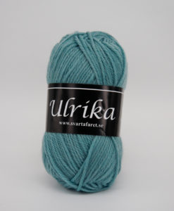 Garntorget Svarta Fåret Ulrika 100% Superwash Ull. Aqua - 80 Ulrika 100% Soft Superwash Ull.Garn Ulrika är ett klassiskt mjukt ullgarn från Svarta Fåret. Ulrika är superwashbehandlat, vilket innebär att du kan tvätta dina plagg i tvättmaskinen. Tjockleken är samma som Freja, vilket innebär att man kan välja om man vill sticka/virka samma mönster i ull eller akryl.Ulrika är ett mycket mjukt och fint ullgarn från Svarta Fåret. Garnet är superwashbehandlat, vilket innebär att du kan tvätta dina stickade plagg i tvättmaskinen (30 grader ullprogram). Till Ulrika finns flera fina stickmönster och du finner de mönster som vi har i sortimentet. Sticka,Virka, Kofta ,Tröja,Damslipover,Barntröja,Babyjacka,Tunika,Barnkofta,Mössa,Vantar,Pippitröja,Barnkofta,Mössa, Tumvantar, Fingervantar, Baby/Barntröja, Mössa, och Sockar