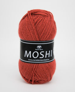 Moshi Rost - 39 Garntorget Svarta Fåret  Project Newland. Ljuvligt härligt garn i 80% superwash ull blandad med 20% underbar alpacka som gör garnet mjukt och behagligt. Det passar perfekt till härliga mössor, halsdukar, tröjor, koftor och mycket annat. Som grädde på moset hjälper du till och med projekt Newland med ett bidrag på 3 kr per nystan när du köper detta garn. Ett projekt som går ut på att ge barnen i Newland Tanzania ett bättre liv, med hjälp till studier, sjukvård och mat. Hjälp barnen i byn Newland som ligger 10 km från staden Moshi i Tanzania. Vi skänker 3 kr per Moshi-nystan du köper. Ett tips är att Moshi har samma masktäthet som Baby och Tilda. Vilket betyder att du kan använda Moshi till dessa kvaliteters mönster!