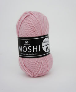 Moshi Puderrosa - 41 Garntorget Svarta Fåret  Project Newland.Ljuvligt härligt garn i 80% superwash ull blandad med 20% underbar alpacka som gör garnet mjukt och behagligt. Det passar perfekt till härliga mössor, halsdukar, tröjor, koftor och mycket annat. Som grädde på moset hjälper du till och med projekt Newland med ett bidrag på 3 kr per nystan när du köper detta garn. Ett projekt som går ut på att ge barnen i Newland Tanzania ett bättre liv, med hjälp till studier, sjukvård och mat. Hjälp barnen i byn Newland som ligger 10 km från staden Moshi i Tanzania. Vi skänker 3 kr per Moshi-nystan du köper!  Ett tips är att Moshi har samma masktäthet som Baby och Tilda. Vilket betyder att du kan använda Moshi till dessa kvaliteters mönster!