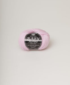 Kvalitet 100% Merinoull extra fine, superwash Stickor + masktäthet St 3, 28m Storlek på nystan 25 gram = 100m Tvättråd 30° Maskintvätt Garnalternativ Lisa, Soft Lama Fine