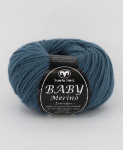 Baby Merino Jeansblå 68.Ett mjukt och härligt garn av 100 % Merinoull. Baby Merino är ett uppskattat garn till diverse kläder, mössor och halsdukar till både vuxna och barn. Garnalternativ till Baby Merino är enligt Svarta Fåret följande garn. (klicka på namnet för att komma till garnet): LISA 8/4 och SOFT LAMA FINE. Observera att dessa garner är av annan kvalité och när du stickar eller virkar efter mönster bör du alltid göra en provlapp. Innan du börjar för att se så stickfastheten blir densamma. Tänk också på att garnåtgången måste beräknas noga vid byte av garn.