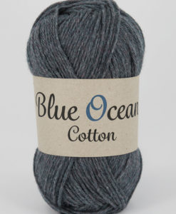 Blue Ocean Cotton, Blålila 69. Garntorget Blue Ocean Cotton garn från Svarta Fåret är ett fantastiskt garn med färgen Blålila 69. 30% bomull, 70% återvunnen polyester av PET, startar upp höstsäsongen med en VÄRLDSNYHET. Där du tillsammans med dina kunder, kan vara med och göra världen och inte minst världshaven fri från plastavfall. Vi på Svarta Fåret har valt sammansättningen 70% återvunnen polyester från PET-flaskor och 30% naturmaterial. För att minska avfallsproblemen med plast så effektivt som möjligt utan att äventyra garnkvaliteten i sig. Därför känns Blue Ocean Cotton garnerna otroligt mjuka och sköna vilket gör att dina kunder får inte bara får ett fantastiskt garn utan även ett riktigt ”gott samvete” Båda garnkvaliteterna i 10 vackra färger.