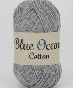 Blue Ocean Cotton, Ljusgrå 03 - Garntorget. Blue Ocean Cotton garn från Svarta Fåret är ett fantastiskt garn med färgen Ljusgrå 03. 30% bomull, 70% återvunnen polyester av PET, startar upp höstsäsongen med en VÄRLDSNYHET. Där du tillsammans med dina kunder, kan vara med och göra världen och inte minst världshaven fri från plastavfall. Vi på Svarta Fåret har valt sammansättningen 70% återvunnen polyester från PET-flaskor och 30% naturmaterial. För att minska avfallsproblemen med plast så effektivt som möjligt utan att äventyra garnkvaliteten i sig. Därför känns Blue Ocean Cotton garnerna otroligt mjuka och sköna vilket gör att dina kunder får inte bara får ett fantastiskt garn utan även ett riktigt ”gott samvete” Båda garnkvaliteterna i 10 vackra färger.