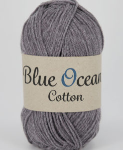 Blue Ocean Cotton, Mauve 49 - Garntorget. Blue Ocean Cotton garn från Svarta Fåret är ett fantastiskt garn med färgen Mauve 49. 30% bomull, 70% återvunnen polyester av PET, startar upp höstsäsongen med en VÄRLDSNYHET. Där du tillsammans med dina kunder, kan vara med och göra världen och inte minst världshaven fri från plastavfall. Vi på Svarta Fåret har valt sammansättningen 70% återvunnen polyester från PET-flaskor och 30% naturmaterial. För att minska avfallsproblemen med plast så effektivt som möjligt utan att äventyra garnkvaliteten i sig. Därför känns Blue Ocean Cotton garnerna otroligt mjuka och sköna vilket gör att dina kunder får inte bara får ett fantastiskt garn utan även ett riktigt ”gott samvete” Båda garnkvaliteterna i 10 vackra färger.