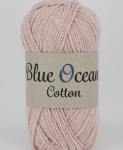 Blue Ocean Cotton, Rosa 41. Garntorget Ocean Cotton garn från Svarta Fåret är ett fantastiskt garn med färgen Rosa 41. 30% bomull, 70% återvunnen polyester av PET, startar upp höstsäsongen med en VÄRLDSNYHET. Där du tillsammans med dina kunder, kan vara med och göra världen och inte minst världshaven fri från plastavfall. Vi på Svarta Fåret har valt sammansättningen 70% återvunnen polyester från PET-flaskor och 30% naturmaterial. För att minska avfallsproblemen med plast så effektivt som möjligt utan att äventyra garnkvaliteten i sig. Därför känns Blue Ocean Cotton garnerna otroligt mjuka och sköna vilket gör att dina kunder får inte bara får ett fantastiskt garn utan även ett riktigt ”gott samvete” Båda garnkvaliteterna i 10 vackra färger.