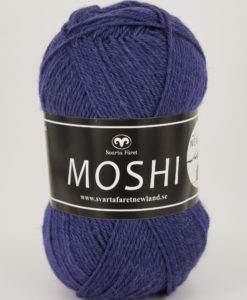 Moshi Mörklila - 63 Garntorget Svarta Fåret Project Newland. Ljuvligt härligt garn i 80% superwash ull blandad med 20% underbar alpacka som gör garnet mjukt och behagligt. Det passar perfekt till härliga mössor, halsdukar, tröjor, koftor och mycket annat. Som grädde på moset hjälper du till och med projekt Newland med ett bidrag på 3 kr per nystan när du köper detta garn. Ett projekt som går ut på att ge barnen i Newland Tanzania ett bättre liv, med hjälp till studier, sjukvård och mat. Hjälp barnen i byn Newland som ligger 10 km från staden Moshi i Tanzania. Vi skänker 3 kr per Moshi-nystan du köper! Ett tips är att Moshi har samma masktäthet som Baby och Tilda. Vilket betyder att du kan använda Moshi till dessa kvaliteters mönster!