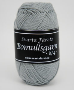 Garntorget, Svarta Fåret Bomullsgarn 8/4 Bomullsgar 8/4 Färg, Grå 308. Är ett mjukt kammat bomullsgarn som finns i många färger , passar lika bra att sticka med som att virka.Kvalitet: 100% Bomull Storlek på nystan: 50 gram= 160m Rekommenderade stickor: 3 mmMasktäthet: 28m. Maskintvätt 40° skontvätt. Garnalternativ Baby Merino, Soft Lama Fine, Lisa 8/4.