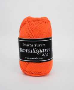 Garntorget, Svarta Fåret Bomullsgarn 8/4 Bomullsgar 8/4 Färg, Orange 338. Är ett mjukt kammat bomullsgarn som finns i många färger , passar lika bra att sticka med som att virka.Kvalitet: 100% Bomull Storlek på nystan: 50 gram= 160m Rekommenderade stickor: 3 mmMasktäthet: 28m. Maskintvätt 40° skontvätt. Garnalternativ Baby Merino, Soft Lama Fine, Lisa 8/4.
