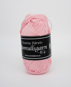 Garntorget, Svarta Fåret Bomullsgarn 8/4 Bomullsgar 8/4 Färg, Rosa 342. Är ett mjukt kammat bomullsgarn som finns i många färger , passar lika bra att sticka med som att virka.Kvalitet: 100% Bomull Storlek på nystan: 50 gram= 160m Rekommenderade stickor: 3 mmMasktäthet: 28m. Maskintvätt 40° skontvätt. Garnalternativ Baby Merino, Soft Lama Fine, Lisa 8/4.