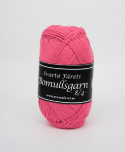 Garntorget, Svarta Fåret Bomullsgarn 8/4 Bomullsgar 8/4 Färg, Stark Rosa 343. Är ett mjukt kammat bomullsgarn som finns i många färger , passar lika bra att sticka med som att virka.Kvalitet: 100% Bomull Storlek på nystan: 50 gram= 160m Rekommenderade stickor: 3 mmMasktäthet: 28m. Maskintvätt 40° skontvätt. Garnalternativ Baby Merino, Soft Lama Fine, Lisa 8/4.