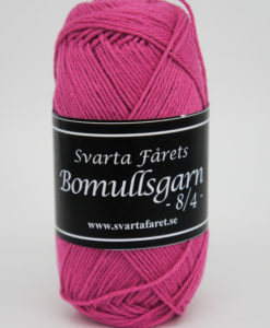 Garntorget, Svarta Fåret Bomullsgarn 8/4 Bomullsgar 8/4 Färg, Cerise 348. Är ett mjukt kammat bomullsgarn som finns i många färger , passar lika bra att sticka med som att virka.Kvalitet: 100% Bomull Storlek på nystan: 50 gram= 160m Rekommenderade stickor: 3 mmMasktäthet: 28m. Maskintvätt 40° skontvätt. Garnalternativ Baby Merino, Soft Lama Fine, Lisa 8/4.