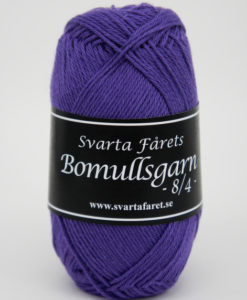 Garntorget, Svarta Fåret Bomullsgarn 8/4 Bomullsgar 8/4 Färg, Lila 362. Är ett mjukt kammat bomullsgarn som finns i många färger , passar lika bra att sticka med som att virka.Kvalitet: 100% Bomull Storlek på nystan: 50 gram= 160m Rekommenderade stickor: 3 mmMasktäthet: 28m. Maskintvätt 40° skontvätt. Garnalternativ Baby Merino, Soft Lama Fine, Lisa 8/4.