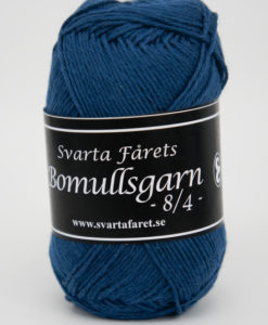 Garntorget, Svarta Fåret Bomullsgar 8/4 Färg, Mörk Jeansblå 368. Är ett mjukt kammat bomullsgarn som finns i många färger , passar lika bra att sticka med som att virka.Kvalitet: 100% Bomull Storlek på nystan: 50 gram= 160m Rekommenderade stickor: 3 mmMasktäthet: 28m. Maskintvätt 40° skontvätt. Garnalternativ Baby Merino, Soft Lama Fine, Lisa 8/4.
