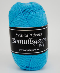 Garntorget, Svarta Fåret. Bomullsgar 8/4 Färg, Turkos 378. Är ett mjukt kammat bomullsgarn som finns i många färger , passar lika bra att sticka med som att virka.Kvalitet: 100% Bomull Storlek på nystan: 50 gram= 160m Rekommenderade stickor: 3 mmMasktäthet: 28m. Maskintvätt 40° skontvätt. Garnalternativ Baby Merino, Soft Lama Fine, Lisa 8/4.