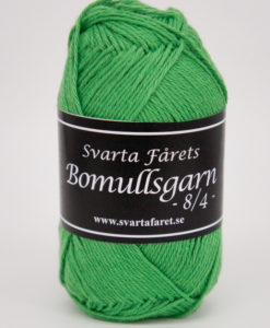 Garntorget, Svarta Fåret Bomullsgarn 8/4 Bomullsgar 8/4 Färg, Årtgrön 384. Är ett mjukt kammat bomullsgarn som finns i många färger , passar lika bra att sticka med som att virka.Kvalitet: 100% Bomull Storlek på nystan: 50 gram= 160m Rekommenderade stickor: 3 mmMasktäthet: 28m. Maskintvätt 40° skontvätt. Garnalternativ Baby Merino, Soft Lama Fine, Lisa 8/4.