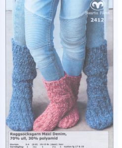 Sockor Maxi Denim - 2412 - Garntorget Storlek:                      2-4 (6-8) 10-12 år (dam) (herr) Garnåtgång:                   1    (1)    1 (1) 1 nystan Strumpstickor: Svarta Fåret strumpstickor 4 mm