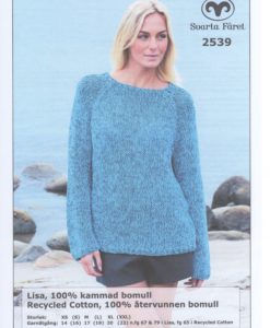 Damtröja Recycled Cotton 100% återvunnen bomull garntorget. Storlek:                      XS   (S)  M  (L) XL (XXL) Plaggets mått. Bröstvidd:                    89  (98)  105  (114)  125 (134) cm Hel längd:                    58   (60)  62  (64)  66 (68) cm Ärmlängd: 44 (45) 46 (47) 48 (49) cm Garnåtgång:                   3  (4)   4 (5) 5 (6) n.fg 67 (marin) i LISA. 3 (4) 4 (5) 5 (6) n.fg 89 (turkos) i LISA. 8 (8) 9 (9) 10 (10) n.fg 65 (blå) RECYCLED COTTON. Rundsticka: Svarta Fåret 9 mm 80 cm. Strumpstickor: Svarta Fåret 9 mm.