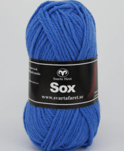 Sox Enfärgad Blå 271 Garntorget 70%Ull, 30%Polyamid. Ett riktigt gott nytt härligt sockgarn slingade som väl lämpar sig även till andra plagg. Sox är ett klassiskt sockgarn i en slitstark och värmande blandning av 70% ull och 30% polyamid. Precis som namnet indikerar är detta det perfekta garnet när du vill sticka sköna sockor till hela familjen. Garnet är upplagt på 50 grams nystan om 80 meter, och för att sticka ett par sockor i damstorlek går det åt ca 3 nystan. Stickfastheten 16 maskor på stickor nr 5.5 ger 10 cm. Plagg som stickas med Sox tvättas i 40 graders maskintvätt. Med flera härliga färger att välja bland kan vi nästan lova att du hittar en kulör som passar din stil. Och du, sockbeskrivning medföljer på banderollen!