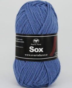 Sox Enfärgad Jeansblå 268 70% ull 30% polyamid Garntorget Svarta Fåret Ett riktigt gott nytt härligt sockgarn enfärgad,slingade som väl lämpar sig även till andra plagg.Sticka mössa, halspolo, tröja. För att sticka strumpor av garnet sox enfärgad bör man använda stickor 5,5mm.