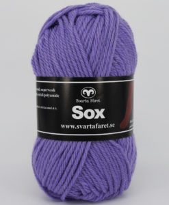 Sox Enfärgad Lila 261 Garntorget 70%Ull, 30%Polyamid. Ett riktigt gott nytt härligt sockgarn slingade som väl lämpar sig även till andra plagg. Sox är ett klassiskt sockgarn i en slitstark och värmande blandning av 70% ull och 30% polyamid. Precis som namnet indikerar är detta det perfekta garnet när du vill sticka sköna sockor till hela familjen. Garnet är upplagt på 50 grams nystan om 80 meter, och för att sticka ett par sockor i damstorlek går det åt ca 3 nystan. Stickfastheten 16 maskor på stickor nr 5.5 ger 10 cm. Plagg som stickas med Sox tvättas i 40 graders maskintvätt. Med flera härliga färger att välja bland kan vi nästan lova att du hittar en kulör som passar din stil. Och du, sockbeskrivning medföljer på banderollen!