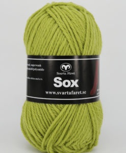 Sox Enfärgad Limegrön 238 70% ull 30% polyamid Garntorget Svarta Fåret Ett riktigt gott nytt härligt sockgarn enfärgad, slingade som väl lämpar sig även till andra plagg.Sticka mössa, halspolo, tröja. För att sticka strumpor av garnet sox enfärgad bör man använda stickor 5,5mm.