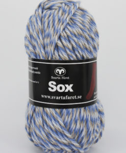 Sox Slingade Jeansblå/Ljusblå/Beige/Oblekt 12 Garntorget. 70% ull 30% polyamid Garntorget Svarta Fåret Ett riktigt gott nytt härligt sockgarn enfärgad, slingade som väl lämpar sig även till andra plagg. Sockbeskrivning medföljer på banderollen. Garnåtgång: 2 – 8 år: 2 nystan. 10 – 12 år: 3 nystan. Damstorlek: 3 nystan. Herrstorlek: 4 nystan. Se övriga mönster som passar till detta garn under relaterade produkter nedan. För att sticka strumpor av garnet sox slingad bör man använda stickor 5,5mm.