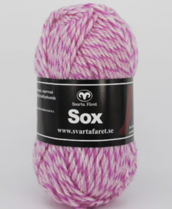 Sox Slingad Rosa/Mörkrosa/Oblekt 10 70% ull 30% polyamid Garntorget Svarta Fåret Ett riktigt gott nytt härligt sockgarn enfärgad,slingade som väl lämpar sig även till andra plagg.Sockbeskrivning medföljer på banderollen. Garnåtgång: 2 – 8 år: 2 nystan. 10 – 12 år: 3 nystan. Damstorlek: 3 nystan. Herrstorlek: 4 nystan. Se övriga mönster som passar till detta garn under relaterade produkter nedan. För att sticka strumpor av garnet sox slingad bör man använda stickor 5,5mm.