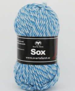 Sox Slingad Turkos/Mörkturkos/Oblekt 11 70% ull 30% polyamid Garntorget Svarta Fåret Ett riktigt gott nytt härligt sockgarn enfärgad,slingade som väl lämpar sig även till andra plagg.Sockbeskrivning medföljer på banderollen. Garnåtgång: 2 – 8 år: 2 nystan. 10 – 12 år: 3 nystan. Damstorlek: 3 nystan. Herrstorlek: 4 nystan. Se övriga mönster som passar till detta garn under relaterade produkter nedan. För att sticka strumpor av garnet sox slingad bör man använda stickor 5,5mm.