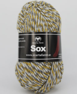 Sox Slingade Mörkgrå/Ljusgrå/Senap/Oblekt 13 Garntorget. 70% ull 30% polyamid Garntorget Svarta Fåret Ett riktigt gott nytt härligt sockgarn enfärgad,slingade som väl lämpar sig även till andra plagg.Sockbeskrivning medföljer på banderollen. Garnåtgång: 2 – 8 år: 2 nystan. 10 – 12 år: 3 nystan. Damstorlek: 3 nystan. Herrstorlek: 4 nystan. Se övriga mönster som passar till detta garn under relaterade produkter nedan. För att sticka strumpor av garnet sox slingad bör man använda stickor 5,5mm.