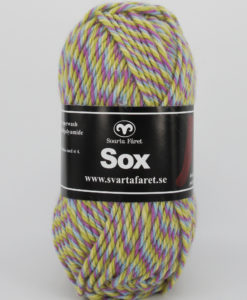 Sox Slingade Turkos/Mörkrosa/Limegrön 14 Garntorget 70% ull 30% polyamid Garntorget Svarta Fåret. Ett riktigt gott nytt härligt sockgarn enfärgad, slingade som väl lämpar sig även till andra plagg. Sockbeskrivning medföljer på banderollen. Garnåtgång: 2 – 8 år: 2 nystan. 10 – 12 år: 3 nystan. Damstorlek: 3 nystan. Herrstorlek: 4 nystan. Se övriga mönster som passar till detta garn under relaterade produkter nedan. För att sticka strumpor av garnet sox slingad bör man använda stickor 5,5mm.