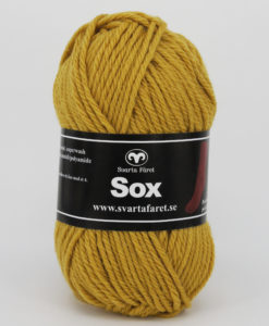 Sox Enfärgad Senaps 234 Garntorget 70% ull 30% polyamid Garntorget Svarta Fåret. Ett riktigt gott nytt härligt sockgarn enfärgad,slingade som väl lämpar sig även till andra plagg.Sticka mössa, halspolo, tröja. För att sticka strumpor av garnet sox enfärgad bör man använda stickor 5,5mm.