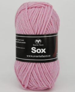 Sox Enfärgad Rosa 241 70% ull 30% polyamid Garntorget Svarta Fåret Ett riktigt gott nytt härligt sockgarn enfärgad,slingade som väl lämpar sig även till andra plagg.Sticka mössa, halspolo, tröja. För att sticka strumpor av garnet sox enfärgad bör man använda stickor 5,5mm.