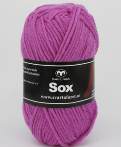 Sox Enfärgad Mörkrosa 243 Garntorget 70%Ull, 30%Polyamid. Ett riktigt gott nytt härligt sockgarn slingade som väl lämpar sig även till andra plagg. Sox är ett klassiskt sockgarn i en slitstark och värmande blandning av 70% ull och 30% polyamid. Precis som namnet indikerar är detta det perfekta garnet när du vill sticka sköna sockor till hela familjen. Garnet är upplagt på 50 grams nystan om 80 meter, och för att sticka ett par sockor i damstorlek går det åt ca 3 nystan. Stickfastheten 16 maskor på stickor nr 5.5 ger 10 cm. Plagg som stickas med Sox tvättas i 40 graders maskintvätt. Med flera härliga färger att välja bland kan vi nästan lova att du hittar en kulör som passar din stil. Och du, sockbeskrivning medföljer på banderollen!