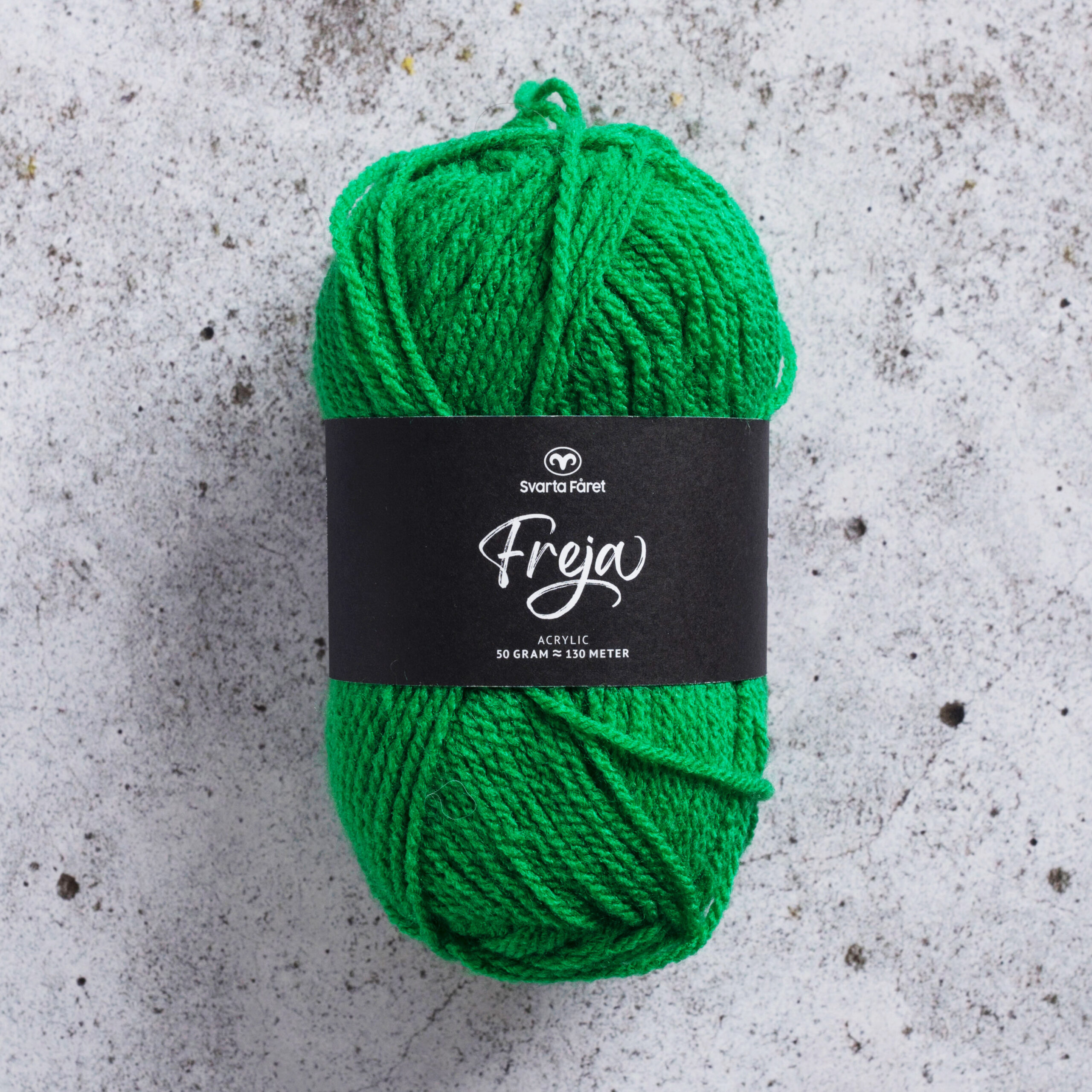 Freja Kelly Green - 088 100% Akryl Garntorget Svarta Fåret. Freja akrylgarn finns i många vackra färger och nyanser ett perfekt garn för den som är känslig mot ull.Freja finns i många härliga färger, klara färger som glädjer omgivningen. Kvalitén är hög. Garnet passar till stickade tröjor, mössor, vantar, halsdukar. Till både vuxna och barn. Det är en behaglig tjocklek på garnet. Dessutom är det ett billigt garn. När ett akrylgarn är som bäst.Freja är ett mjukt akrylgarn som funnits i över 25 år Passar lika bra till baby & barn som till vuxenplagg. Finns i många färger. Kvalitet: 100% Akryl Storlek på nystan: 50 gram= 130m Rekommenderade stickor. 4 mmMasktäthet: 10 x 10 cm= 20m x 29vMaskintvätt 40° skontvätt, plantorkning Sticka,Virka, Kofta ,Tröja,Damslipover,Barntröja,Babyjacka,Tunika,Barnkofta,Mössa,Vantar,Pippitröja.