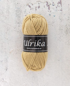 Garntorget Svarta Fåret Ulrika 100% Superwash Ull Ljus Oliv - 91. Garn Ulrika är ett klassiskt mjukt ullgarn från Svarta Fåret. Ulrika är superwashbehandlat, vilket innebär att du kan tvätta dina plagg i tvättmaskinen. Tjockleken är samma som Freja, vilket innebär att man kan välja om man vill sticka/virka samma mönster i ull eller akryl. Ulrika är ett mycket mjukt och fint ullgarn från Svarta Fåret. Garnet är superwashbehandlat, vilket innebär att du kan tvätta dina stickade plagg i tvättmaskinen (30 grader ullprogram). Till Ulrika finns flera fina stickmönster och du finner de mönster som vi har i sortimentet. Sticka, Virka, Kofta, Tröja, Damslipover, Barntröja, Babyjacka,Tunika, Barnkofta, Barnkofta, Mössa, Vantar, Pippitröja, Barnkofta, Mössa, Tumvantar, Fingervantar, Baby/Barntröja, Mössa, och Sockar.