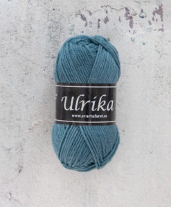 Garntorget Svarta Fåret Ulrika 100% Superwash Ull Ljus Petrol - 94. Garn Ulrika är ett klassiskt mjukt ullgarn från Svarta Fåret. Ulrika är superwashbehandlat, vilket innebär att du kan tvätta dina plagg i tvättmaskinen. Tjockleken är samma som Freja, vilket innebär att man kan välja om man vill sticka/virka samma mönster i ull eller akryl. Ulrika är ett mycket mjukt och fint ullgarn från Svarta Fåret. Garnet är superwashbehandlat, vilket innebär att du kan tvätta dina stickade plagg i tvättmaskinen (30 grader ullprogram). Till Ulrika finns flera fina stickmönster och du finner de mönster som vi har i sortimentet. Sticka, Virka, Kofta, Tröja, Damslipover, Barntröja, Babyjacka,Tunika, Barnkofta, Barnkofta, Mössa, Vantar, Pippitröja, Barnkofta, Mössa, Tumvantar, Fingervantar, Baby/Barntröja, Mössa, och Sockar.